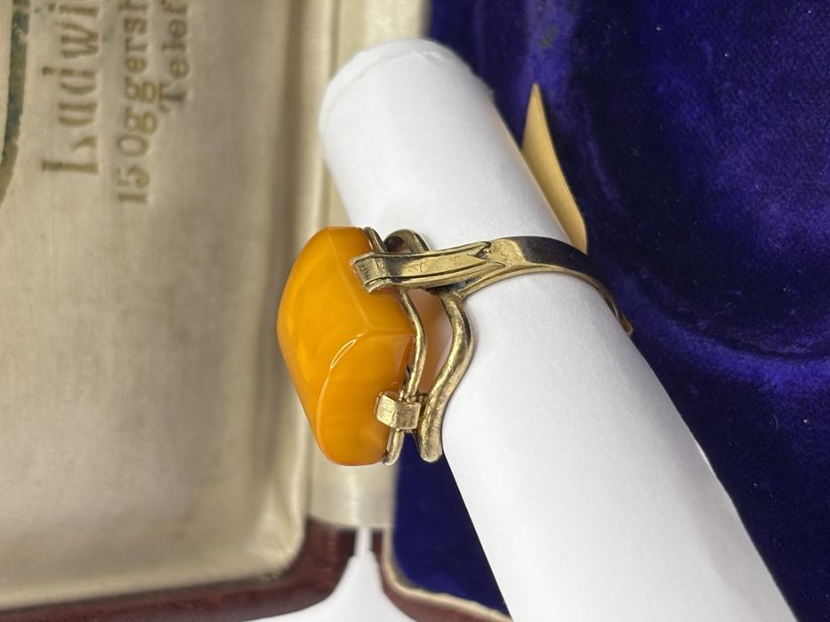 Pierścionek z bursztynem 0238