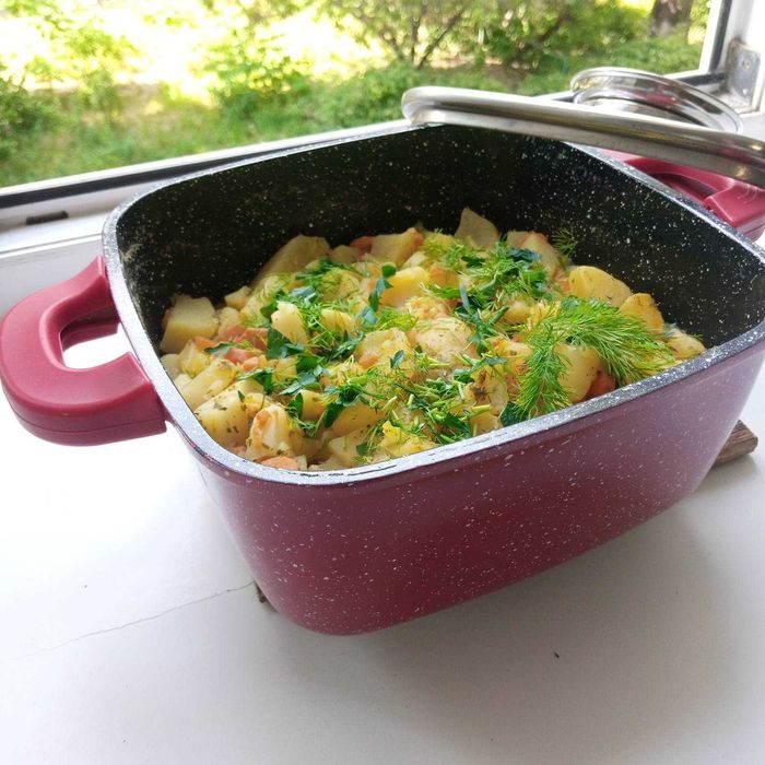 Набір кастрюль з антипригарним покриттям.