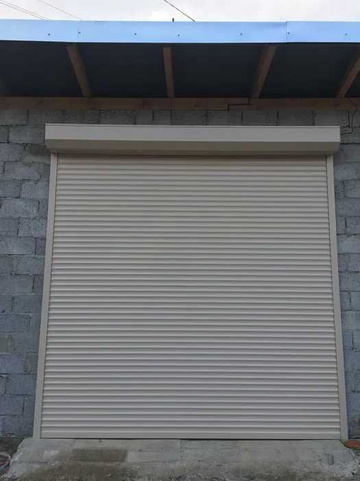 Автоматичні ролетні економ ворота в гараж і повноцінні секційні ворота