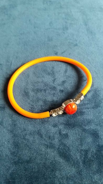 Bransoletka ze szklanym koralikiem z wyspy Murano.