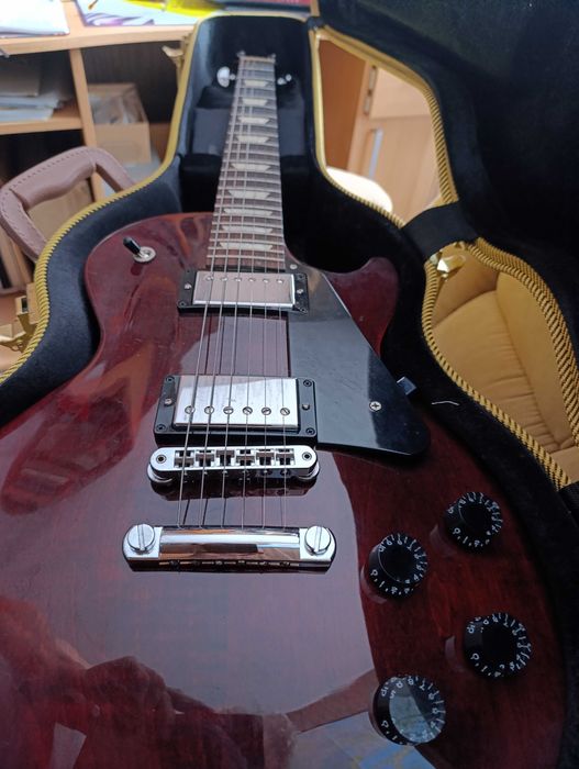 Gitara Gibson Les Paul Studio plus case