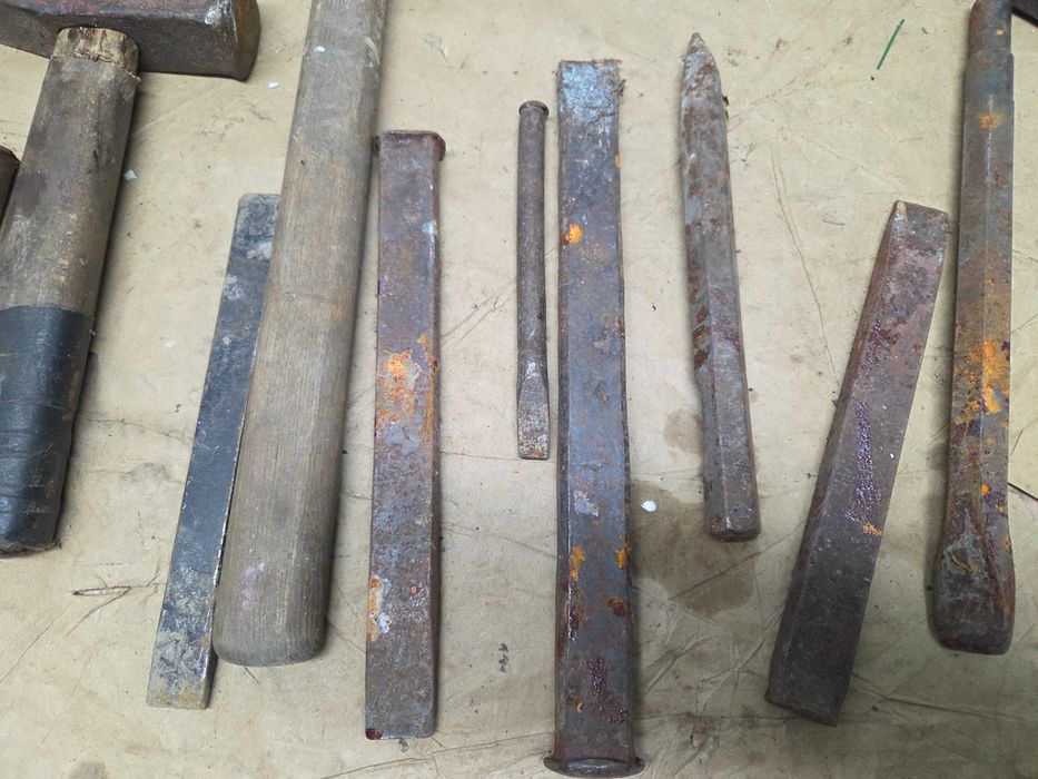 Zestaw stare przecinki, wybijaki, młotek starocie