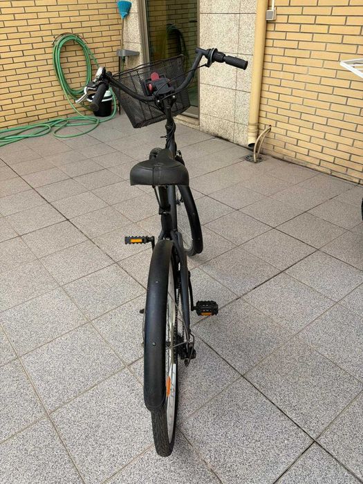 Bicicleta feminina com cesto.