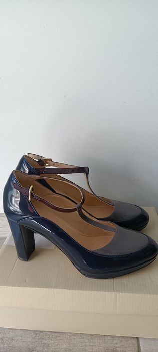 Buty skórzane na obcasie Clarks rozmiar 39 lakierowane