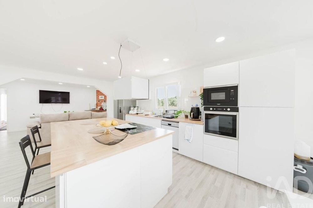 Casa T4 em Aguda de 336,00 m2