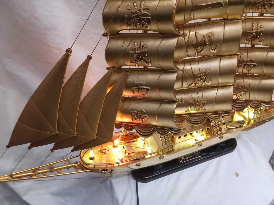 Veleiro chinês em plástico dourado 4 mastros