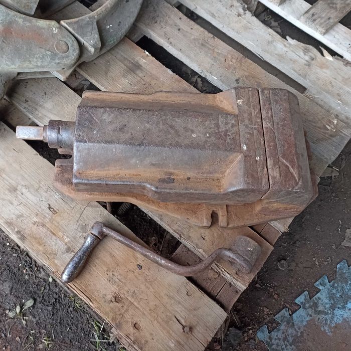 Stare duże solidne imadło maszynowe z okresu PRL 75kg