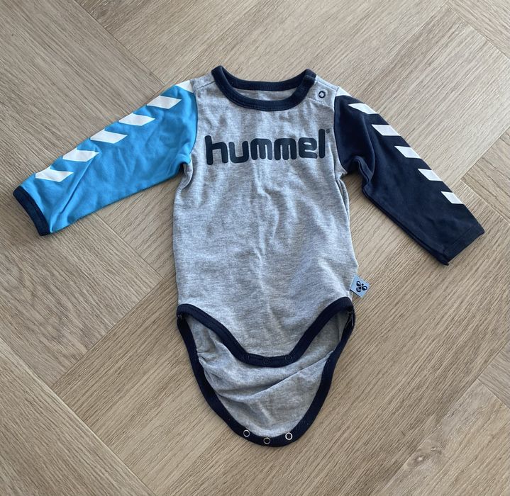 Dwa bodziaki body dla chlopca z charakterem Hummel