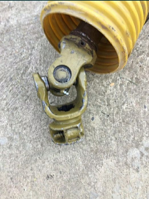 Кардан поворотний, поворотний шарнир карданного вала, гук, вал кардан