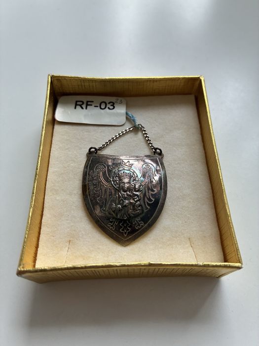 Srebrny pokryty patyną ryngraf z wizerunkiem Matki Boskiej Częstochows