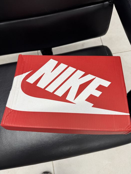 Кеди Nike.
