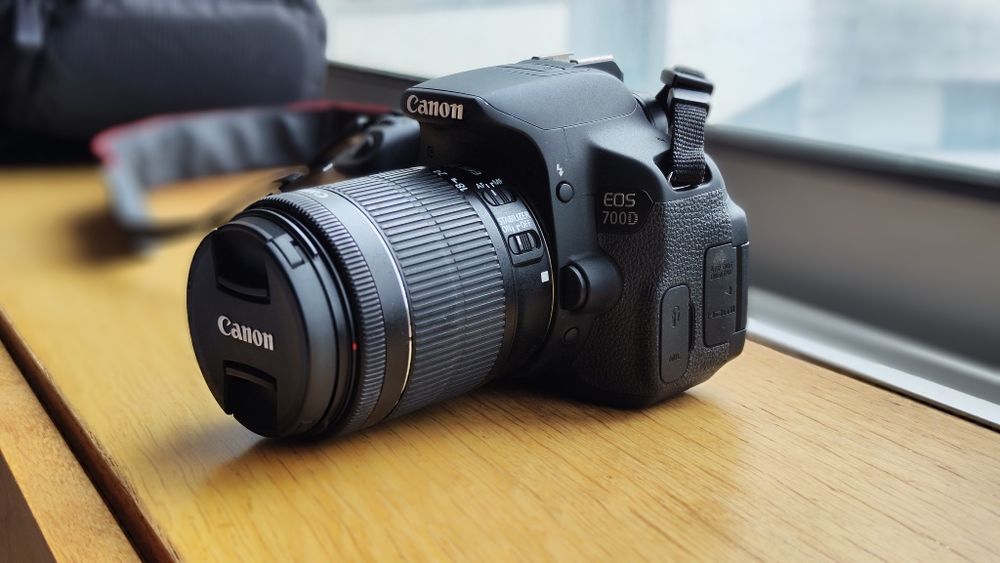 Máquina fotográfica CANON 700D + Tripé