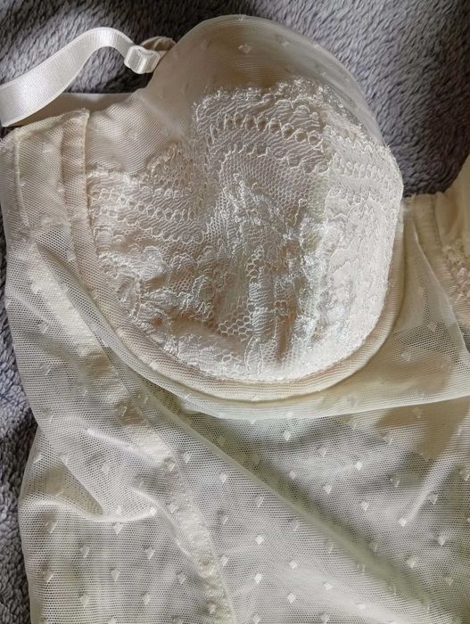 Delikatnie modelujące body koronkowe