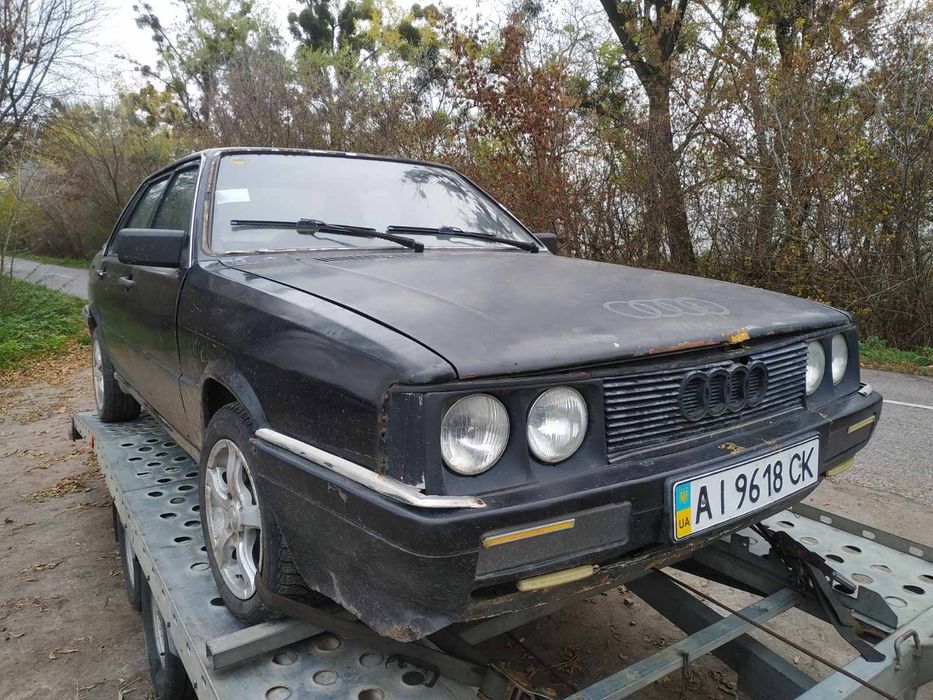 Пианинода ойнайтын жалаңаш әйел