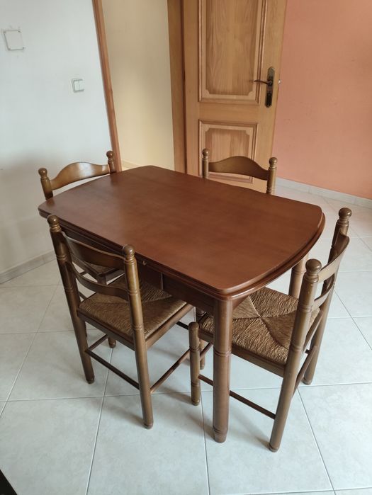 Mesa extensível e 4 cadeiras