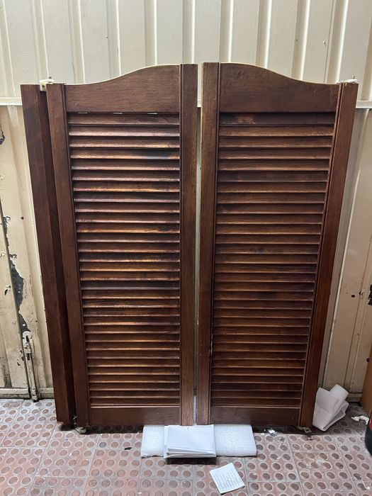 Portas batentes ao estilo velho oeste