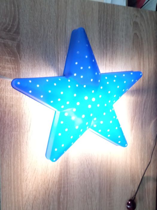 Lampka nocna ścienna Ikea.