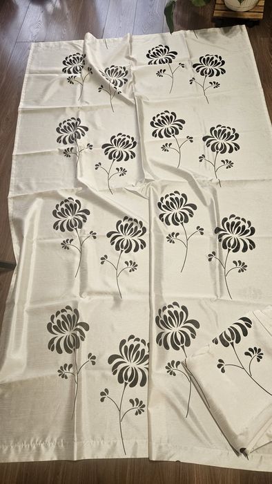 Dwie Jasne zasłony o satynowym połysku 235cmx 75cm