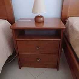 2 camas de solteiro c/ colchões + 1 mesa de cabeceira