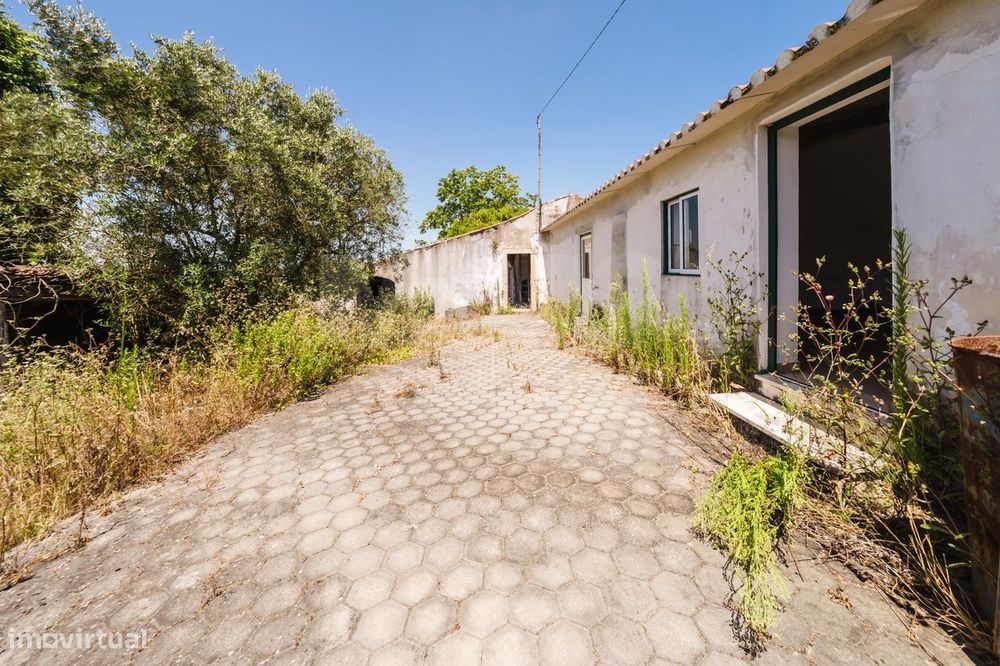 Moradia p/a recuperar c/ terreno na Fanadia com viabilidade de con...