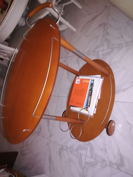 Mesa ou carrinho de apoio elegante.