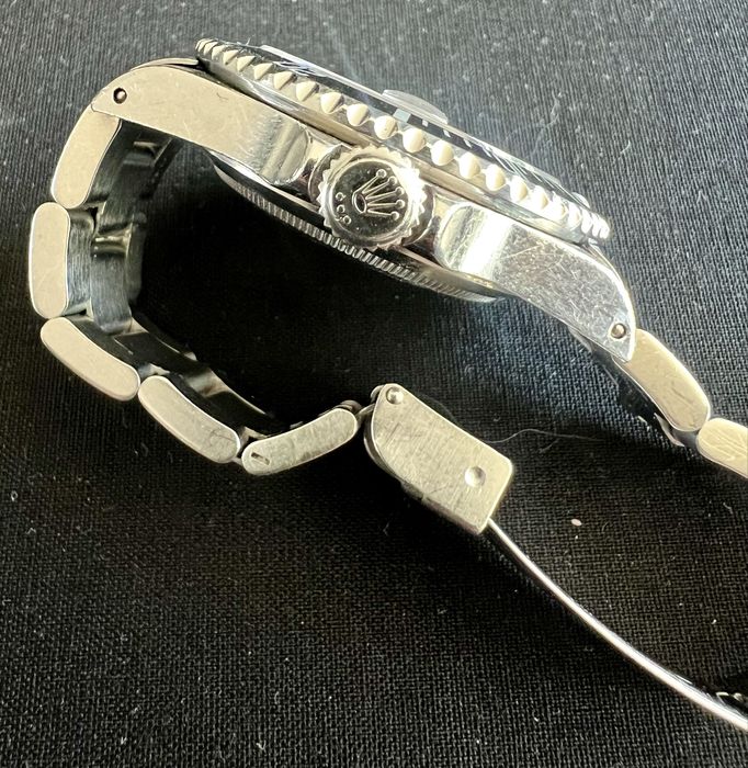 Rolex Submariner date  40 mm , ref . 16610 men . Year 1999