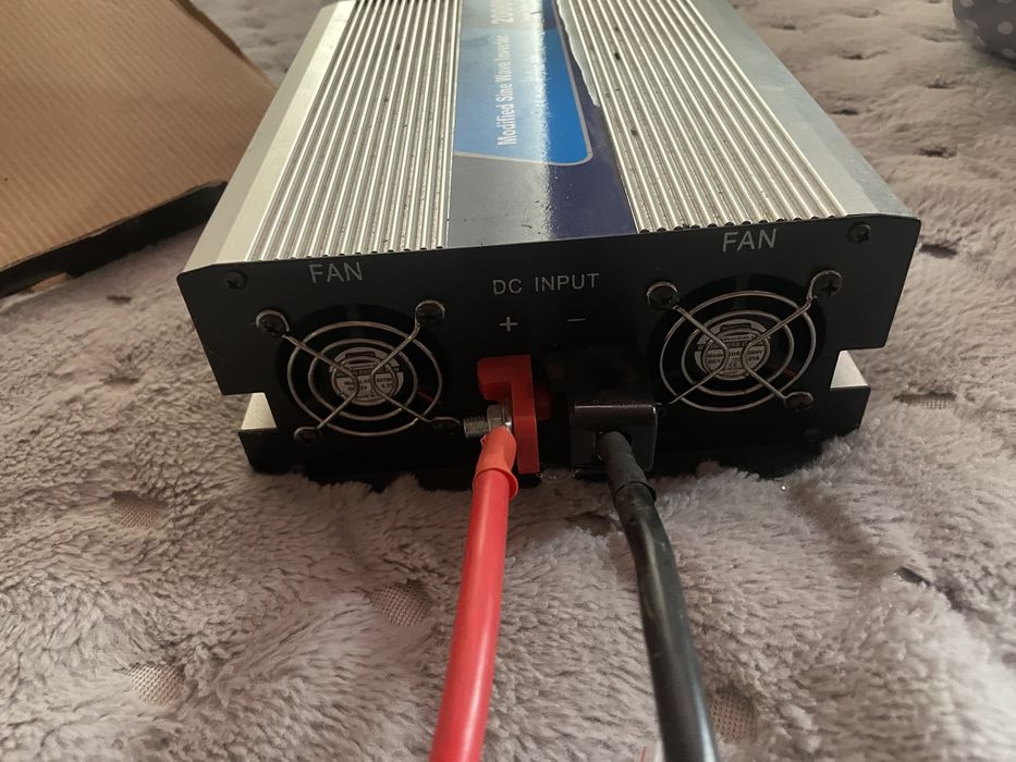 Автомобильный инвертор 12V-220V / Преобразователь тока 2000W