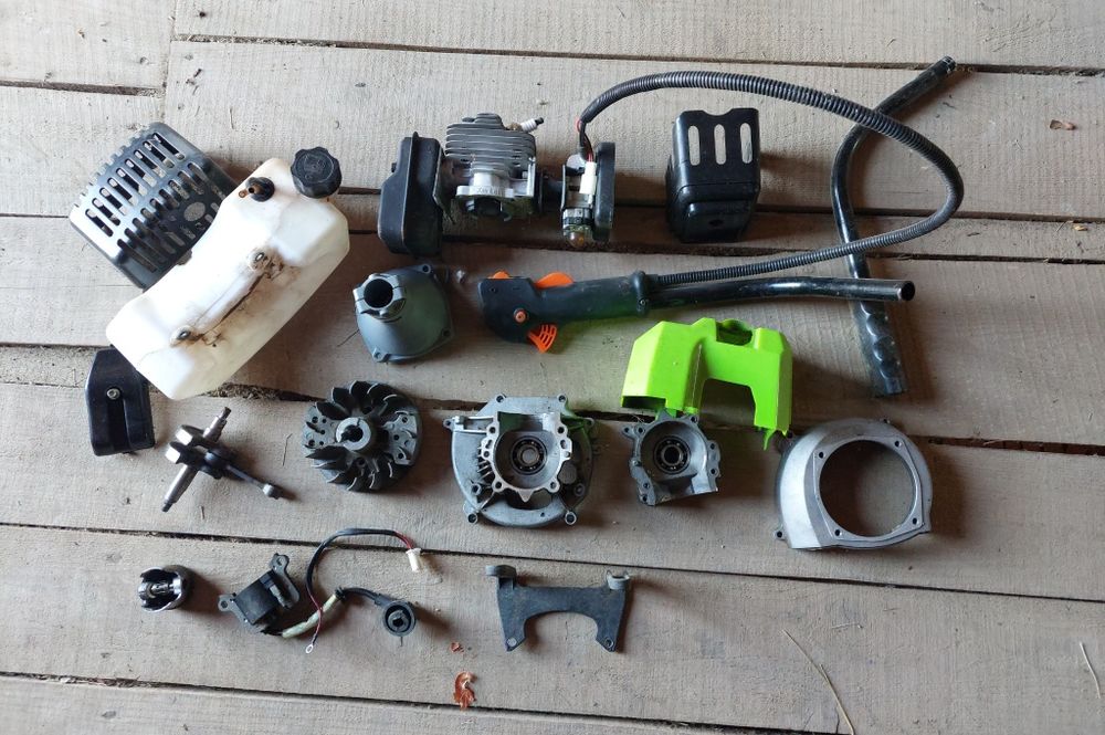 Продам запчастини з косілки трімера за все