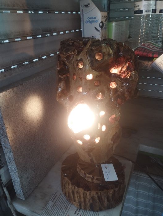 Candeeiro de madeira