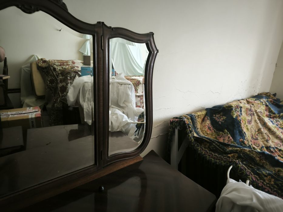 Cómoda e mesas de cabeceira antigos