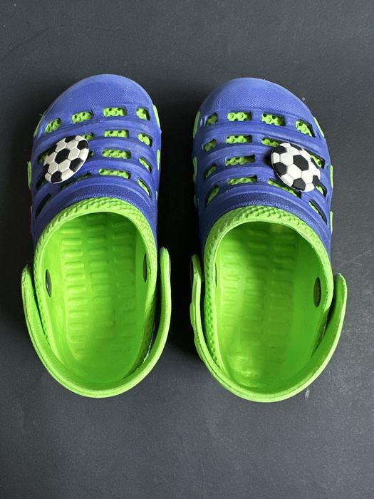 Crocs sandałki chłopięce z dwoma przypinkami rozm. 22-24