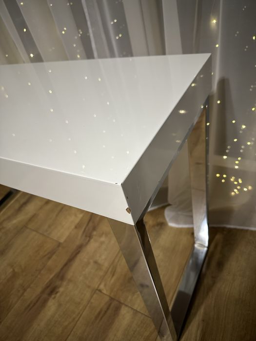 Toaletka Biurko Konsola biala ze srebrnymi nóżkami