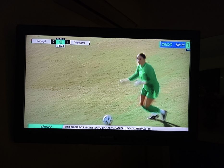 TV Samsung 37" sem riscos e em pleno funcionamento
