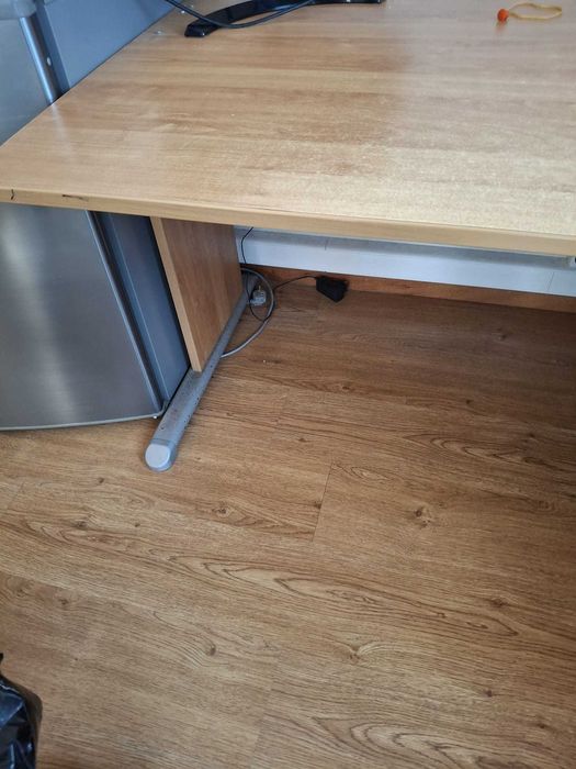 mesa escritório e móvel de gavetas