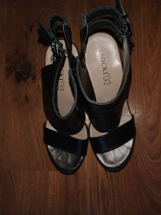 Sandały na koturnie Lasocki