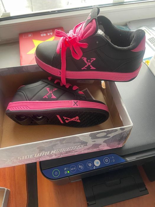 Heelys,  кроссовки  на  колёсиках