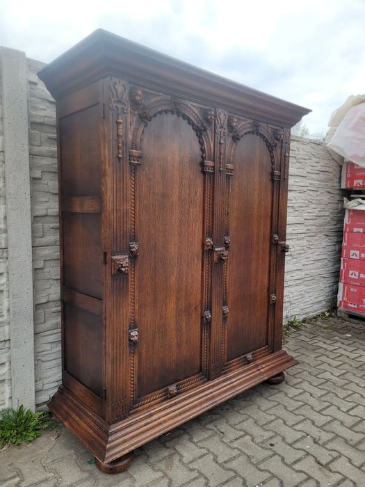 Elegancka szafa z drążkiem i półkami.