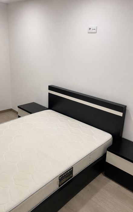 Cama de casal com mesinhas de cabeceira