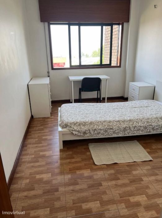 Quarto - localizado em Pedrouços Porto