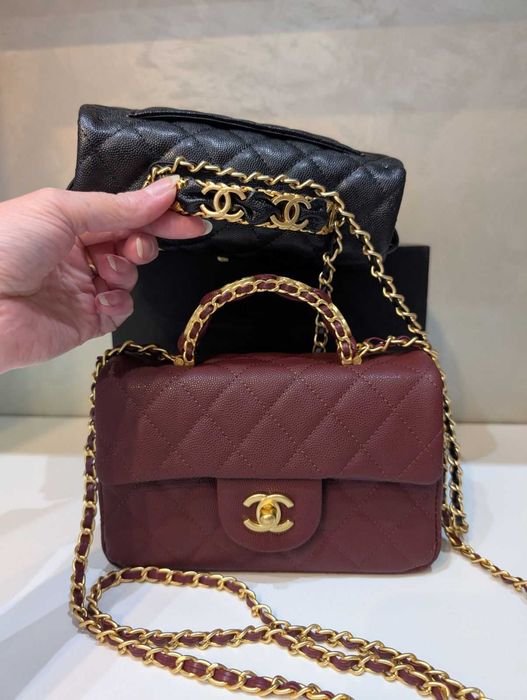 Сумка Chanel 20 см з ручкою прикрашеною логотипами шкіряна в середині і зовні Шанель кожаная