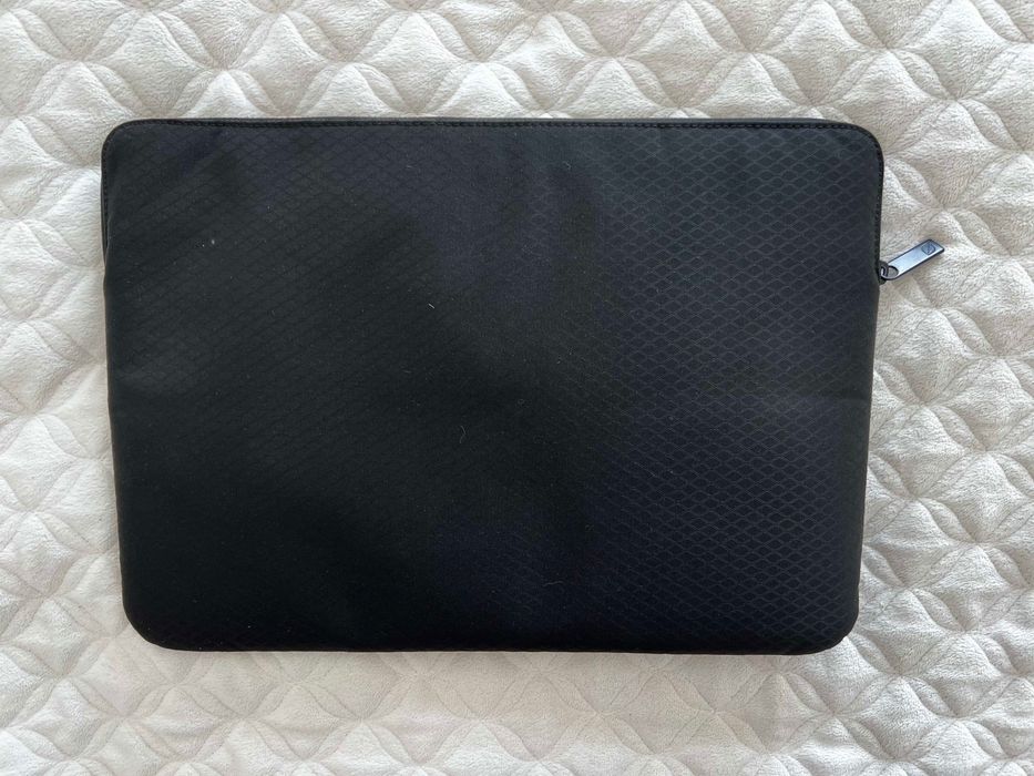 Pokrowiec na laptopa 15" marki Incase, czarny, suwak