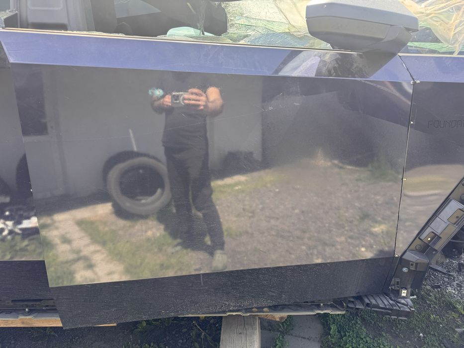 Cybertruck крило