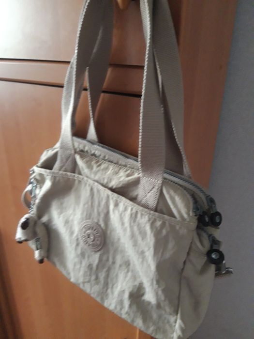 Сумка Kipling c обезьяной бежевая через плечо