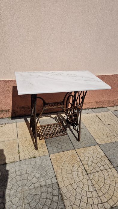 Mesa em mármore com pés de máquina singer
