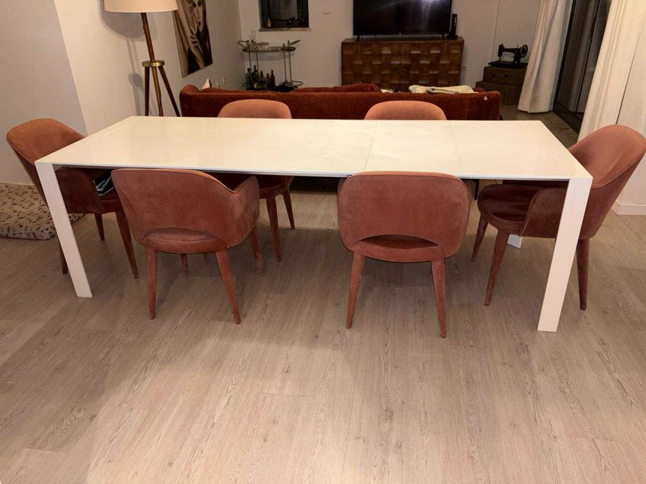 Vendo mesa em madeira lacada marca "QUERIDO MUDEI A CASA"