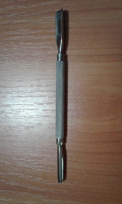 Манікюрний інструмент для чищення нігтів і кутикули