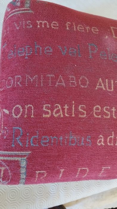 Banqueta pousa pés clássica, em madeira e tecido, muito antiga, em bom