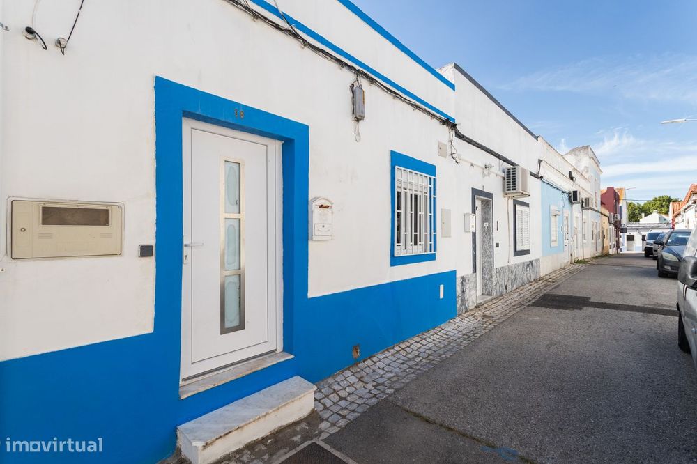 Moradia em Banda Remodelada com Terraço no Centro da Moita - 2 Quartos