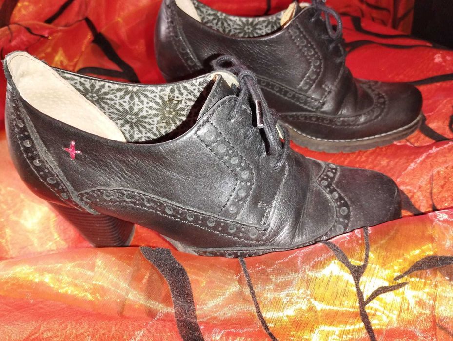 sapatos com atacadores