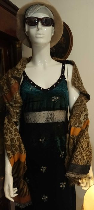 Le Boudoir - Vestido em veludo, renda e debroado a fio de ouro